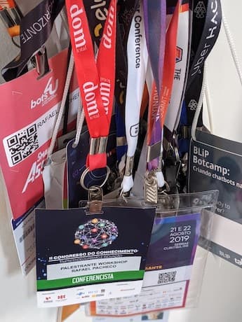 Fotos de algumas credenciais de eventos que participei